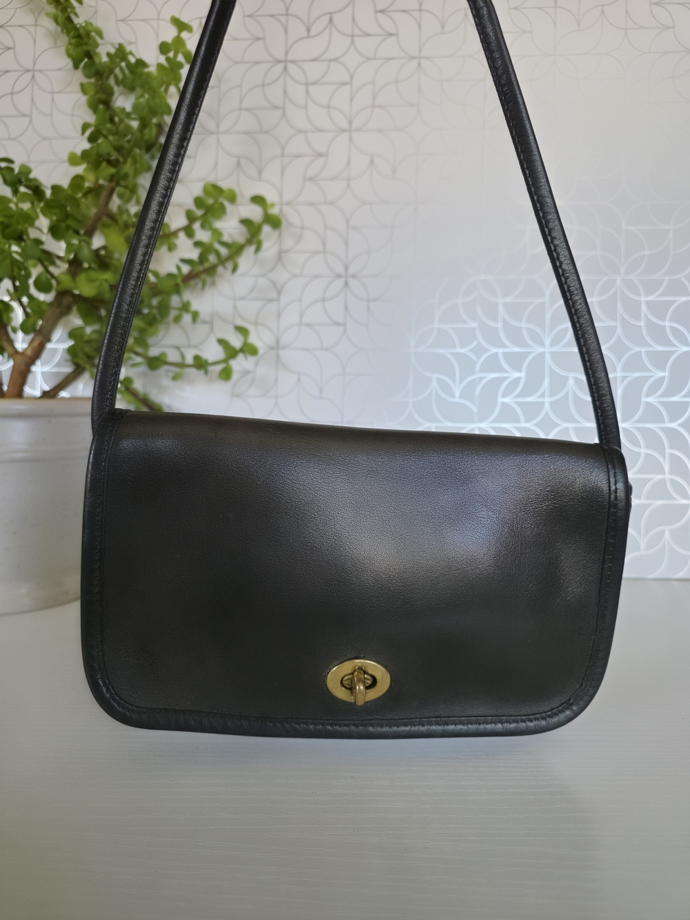 Vintage Coach Black Leather Shoulder Bag with Gold Turnlock - Picture 3 of 12
